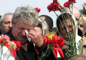 'Aquí descansan los restos de los primeros que hicieron frente a la avería en la planta de Chernobyl sin saber siquiera cuán alto era el nivel de la radiación' en la zona, afirmó en el mitin luctuoso el ingeniero Iván Kovalenko, citado por la agencia oficial RIA-Nóvosti.