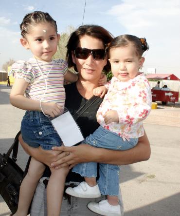 26042006 
Valentina y Natia Tafoya con su mamá, Karla de Tafoya.