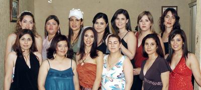 26042006 
Liliana Gamboa Alcántar acompañada por un grupo de amigas en su fiesta de despedida.