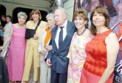 27042006 
Dolores Rodríguez de Quintanilla y Pedro Quintanilla Rodríguez con sus hijas Lourdes, Ana Elena, Concha Lupe y Dolores.