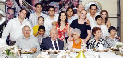 27042006 
Los novios acompañados de sus nietosy de los señores Aurora Valdés, María del Refugio de Anaya y José Luis Rodríguez.