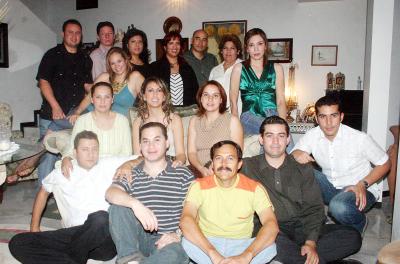 27042006 
Mary Carmen con sus amigos, Vero, Angie, Mary Tere, Paola, Érika, Lidia, Coco, Arturo, Leoncio, Eduardo, Israel, Manuel, Luis Manuel, José Manuel, Antonio y su novio Arturo.