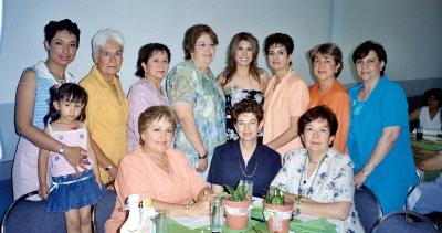 27042006 
Perla Janeth Carmona Salas, acompañada de las invitadas a su fiesta de canastilla que le ofrecieron María Elena Román y Rosa Elia Ortega Salas, en honor al bebé que espera.