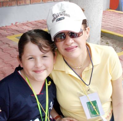 26042006 
Edith Valenzuela García y Arantza Lozada Valenzuela captadas recientemente.}