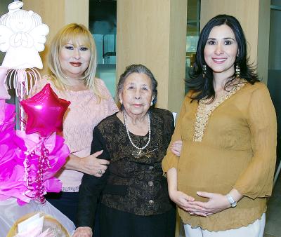 26042006 
Ámbar Gutiérrez de Greene acompañada por su abuelita, Vita de Picasso y su mamá, Lic. Gloria Picasso.