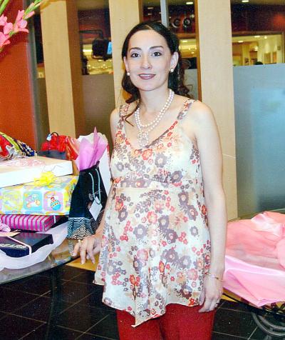 27042006 
Norma Margarita Mendoza de Del Río recibió bonitos regalos el día de su fiesta de canastilla.