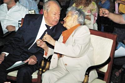 27042006 

Los señores Quintanilla tan enamorados como siempre, renovaron sus votos.