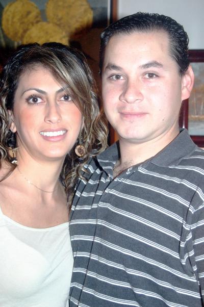 27042006 
Mary Carmen Valdés Gutiérrez y su novio, Arturo Emilio Hickman.