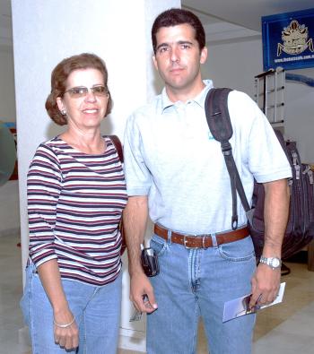 26042006
Tomás Belloso viajó a Tijuana, lo despidió Zoyla Vanososte.