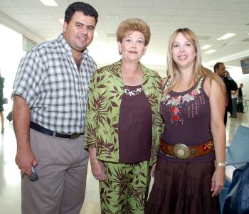 27042006 
Eugenia de Chevalier viajó a Panamá, lo despidieron Maru y Ziad Giacomán.