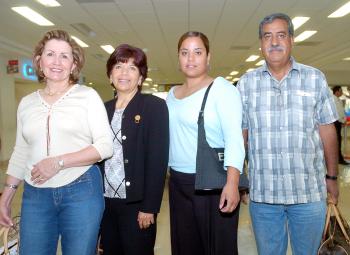 27042006 
Leticia de Faya y Chepis de Pérez viajaron a Quito, las despidieron Raúl y Lorena.