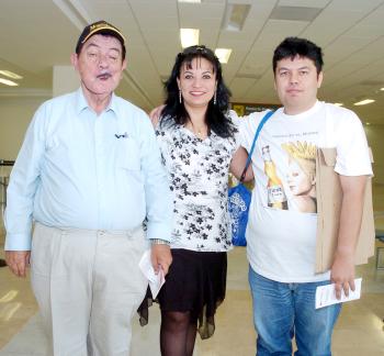 27042006 
Luis y José Guadalupe López viajaron al DF, los despidió Celsa López.