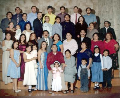 28042006 
Sr. José Herrera Villa celebró recientemente sus 80 años de vida, acompañado por sus hijos, nietos y bisnietos, por lo cual celebraron una reunión de acción de gracias.