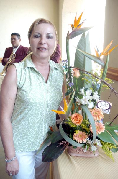 28042006 
Blanca Margarita Farías de Bustos celebró su cumpleaños.