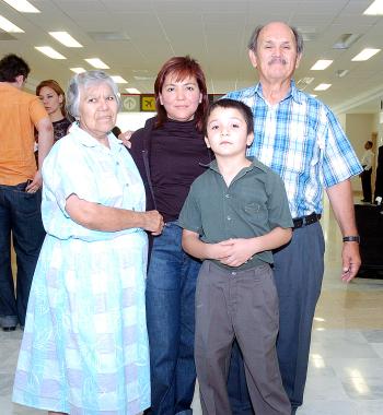 28042006 
Ileana Casillas llegó procedente de Barcelona, la recibió la familia Casillas Ontiveros.