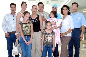 28042006 
Luis, Korina, Sary y Rebeca Almazán viajaron a Acapulco, los despidió la familia Orozco Varela.