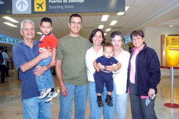 28042006 
Mateo Santiago, Martha y Enrique Silva viajaron a Canadá, los despidieron Efrén y Elisa.