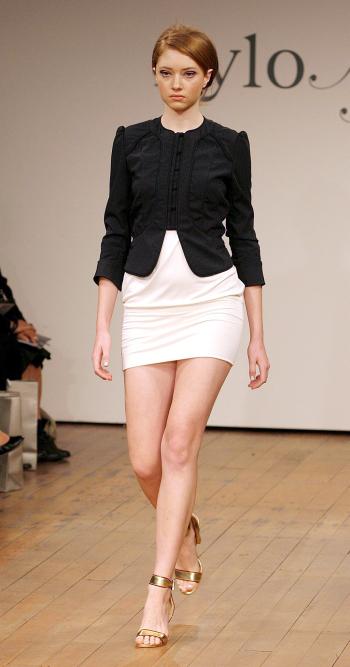 Una modelo luce una creación en el desfile 'Nylon Flock' de Nicola Finetti.