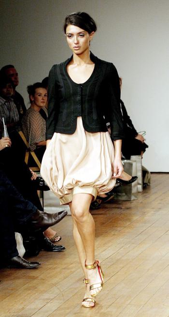 Una modelo luce una creación en el desfile 'Nylon Flock' de Nicola Finetti.