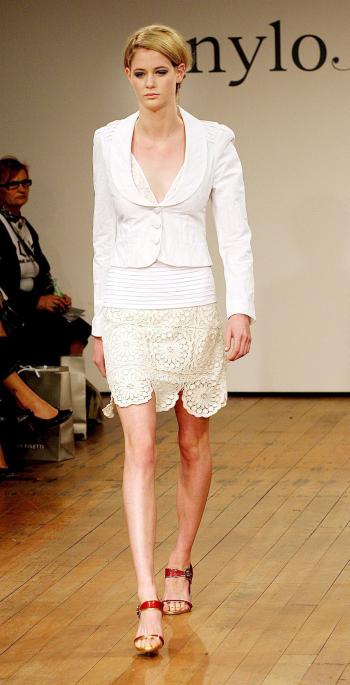 Una modelo luce una creación en el desfile 'Nylon Flock' de Nicola Finetti.