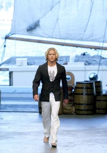 Una creación en el desfile 'Bowie' durante la Semana de la Moda en Australia.
