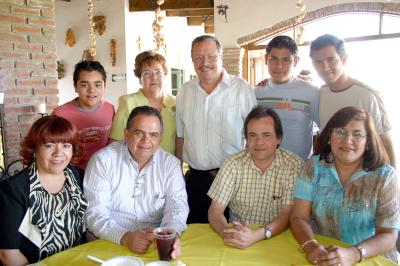 29042006 
Luis Carlos y Esperanza Trasfí, Ramón y Silvia Sotomayor, Fernando y Angélica Sotomayor y Christian, Ricardo y Daniel Sotomayor.