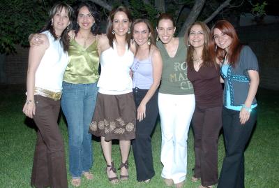 29042006 
Mary Carmen Martínez Meléndez, acompañada de un grupo de amigas en su fiesta de despedida.