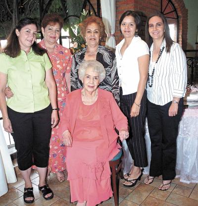 29042006 
La festejada con sus hijas Lucero, Rosa María, así como sus nietas Cecilia, Lucero y Ana Cecilia.