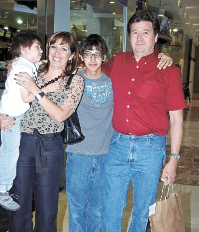 29042006 
Miguel Casale, Griselda Ayup de Casale, Miguel y Rodrigo Casale.