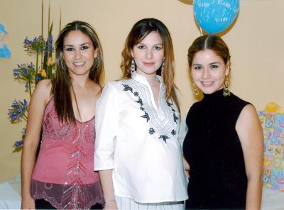 29042006 
Ale de Batarse junto a sus hermanas Fabiola y Arlina.