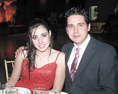 29042006
Annie Jaik y Fernando García.