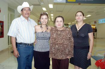 29042006 
Isabel Cisneros, Norma Valenzuela, María de la Paz Favila y Pedro Luna viajaron al DF.