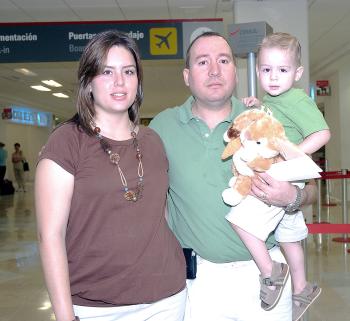 29042006 
Fernando, Mercedes y Fer González viajaron a Puerto Vallarta.