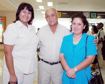 29042006 
Procedente del DF llegó Armando Rodríguez, lo recibieron Gabriela y Claudia.