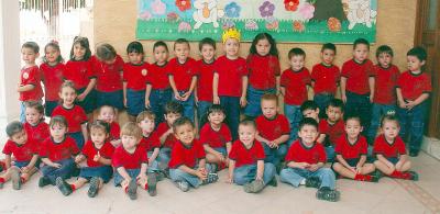 30042006 
Enrique Frayre Villalobos, acompañado por un grupo de amiguitos el día que celebró su cumpleaños.