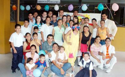 30042006 
Un tremendo festín prepararon los alumnos de quinto A y B de la Facultad de Odontológía de la UA de C a los pequeños pacientes de la Clínica de Odontología.