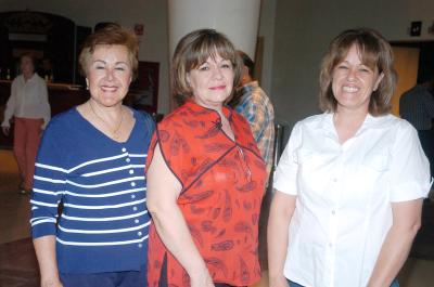 30042006 
Guillermina González, Yolanda Medellín y Guadalupe de Cornú.