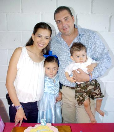01052006 
La festejada junto a sus papás y su pequeño hermano.