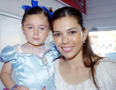 01052006 
Sofía junto a su mamá Lorena de Gutiérrez.