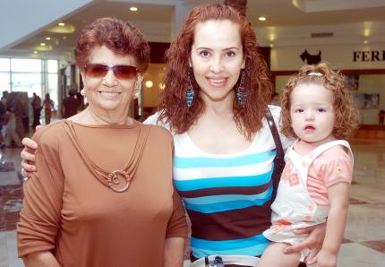 01052006 
Lulú Kabande, Yadira de Salgado y Aranza Salgado.