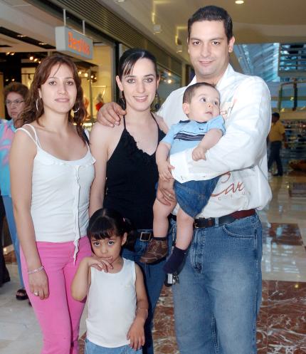 01052006
Paty Martínez, Berenice y Vidal Jaidar y los niños Vidal Jaidar y Michel Martínez.