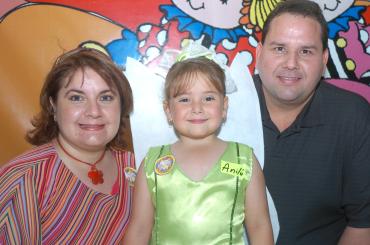 02052006_
Liliana Pérez Gavilán y Roberto Reza le organizaron un divertido convivio a su hijita Anilú Reza Pérez Gavilan, con motivo de su cumpleaños