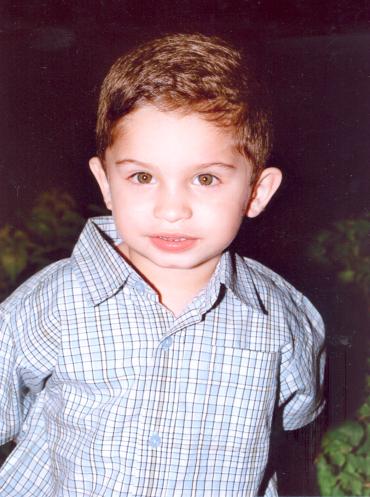 03052006
Alejandro Valdés Uribe, es hijo de Mario Valdés Quintanilla y Lily Uribe de Valdés