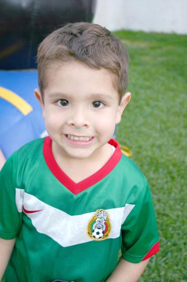 03052006
Carlos Rodrigo Román, captado en su fiesta.