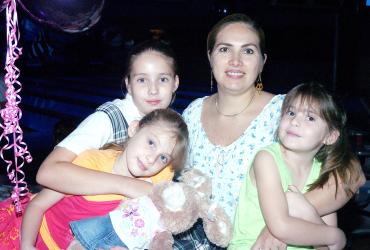 04052006
Isabel Montaña Duclaud festejó su séptimo cumpleaños con una merienda que le organizó su mamá, Montserrat de Montaña y sus hermanas, María y Ana Monsy.