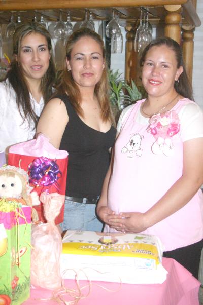 02052006
María Cristina Robles de Gutiérrez, disfruto de una reunión de canastilla que le ofrecieron Isabel Robles y Laura Robles de Gutiérrez.