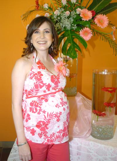 03052006
Lilia Sánchez de Mortera espera el nacimiento de su primera bebita, motivo por el cual disfrutó de una bonita fiesta de canastilla.