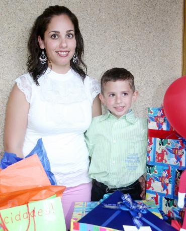 05052006 
El pequeño Andrés Burgos Camarillo fue festejado con una convivio infantil con motivo de sus cuatro años.