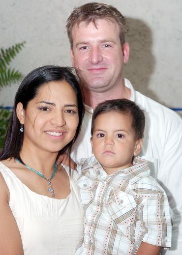 06052006 
Rick Knoops y Lupita Martell con su hijo Hendrik Knoops, en el festejo que les ofrecieron sus familiares por su cambio de residencia a Holanda