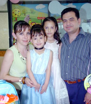 08052006 
Andrea Fregoso Rodríguez acompañada por sus papás, Susy Rodríguez y Antonio Fregoso y su hermanita.